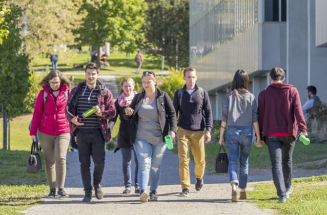 Estudiantes caminando en el campus
