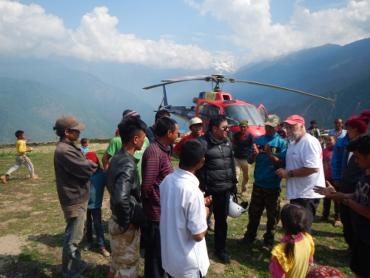 Scène d'aide humanitaire : livraison de denrées par hélicoptère