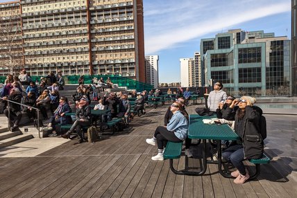Personnes dehors à l'Oasis du Campus de Longueuil