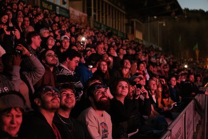 Foule dans la pénombre
