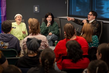 Les animatrices Anne-Sarah Charbonneau et Florence Nadeau en compagnie d'Alexandre Aussant devant l'auditoire