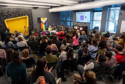 Les personnes étudiantes qui regardent l'enregistrement du balado Pas peu fières