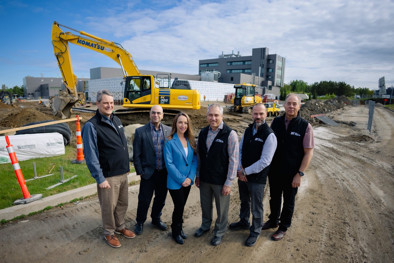 Responsables du projet devant une grue de chantier