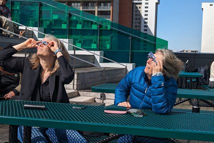 Personnes dehors à l'Oasis du Campus de Longueuil