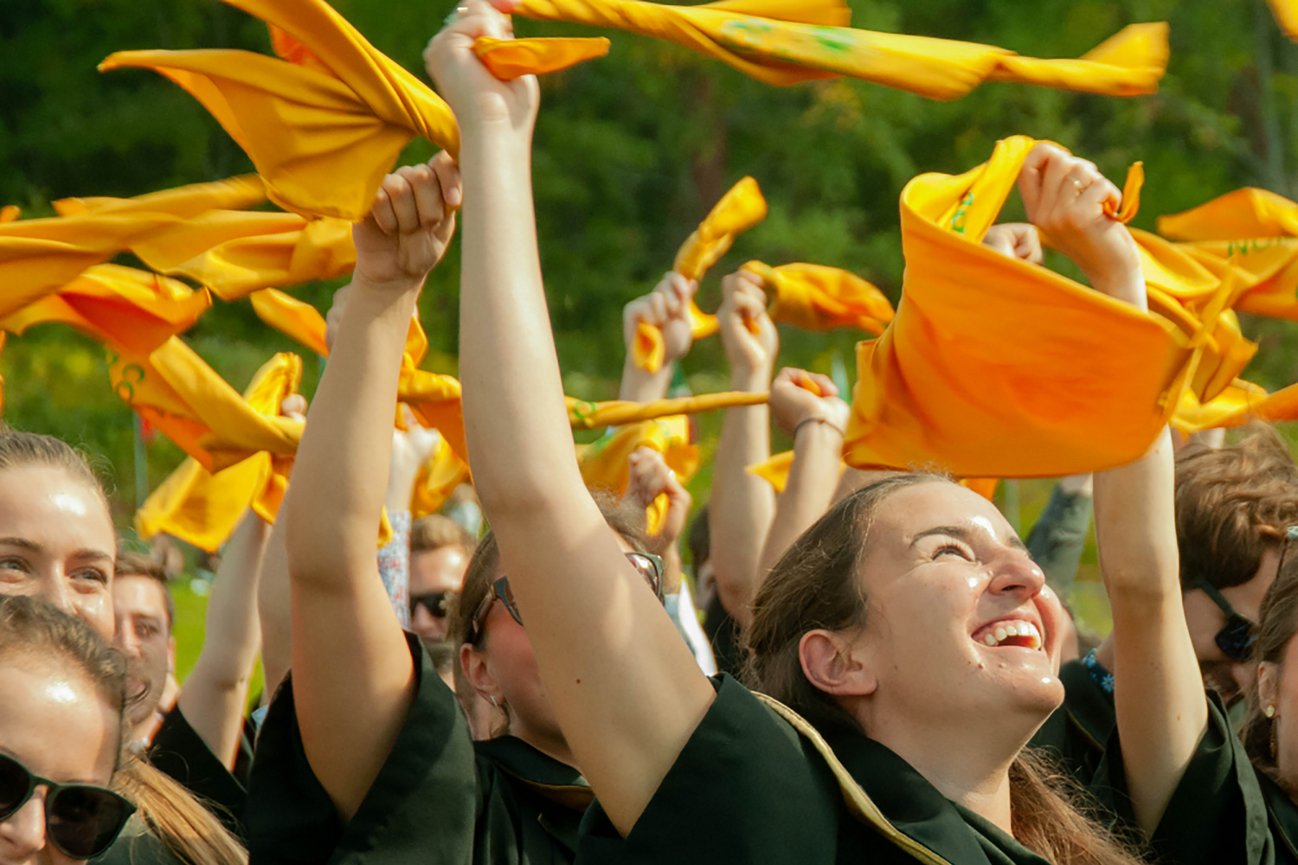 Diplomés agitant un petit foulard jaune
