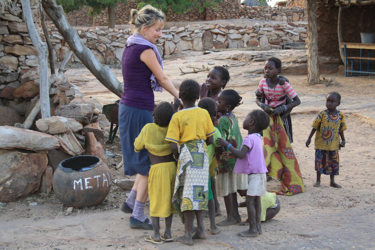 Julie Lane danse au Mali avec des enfants