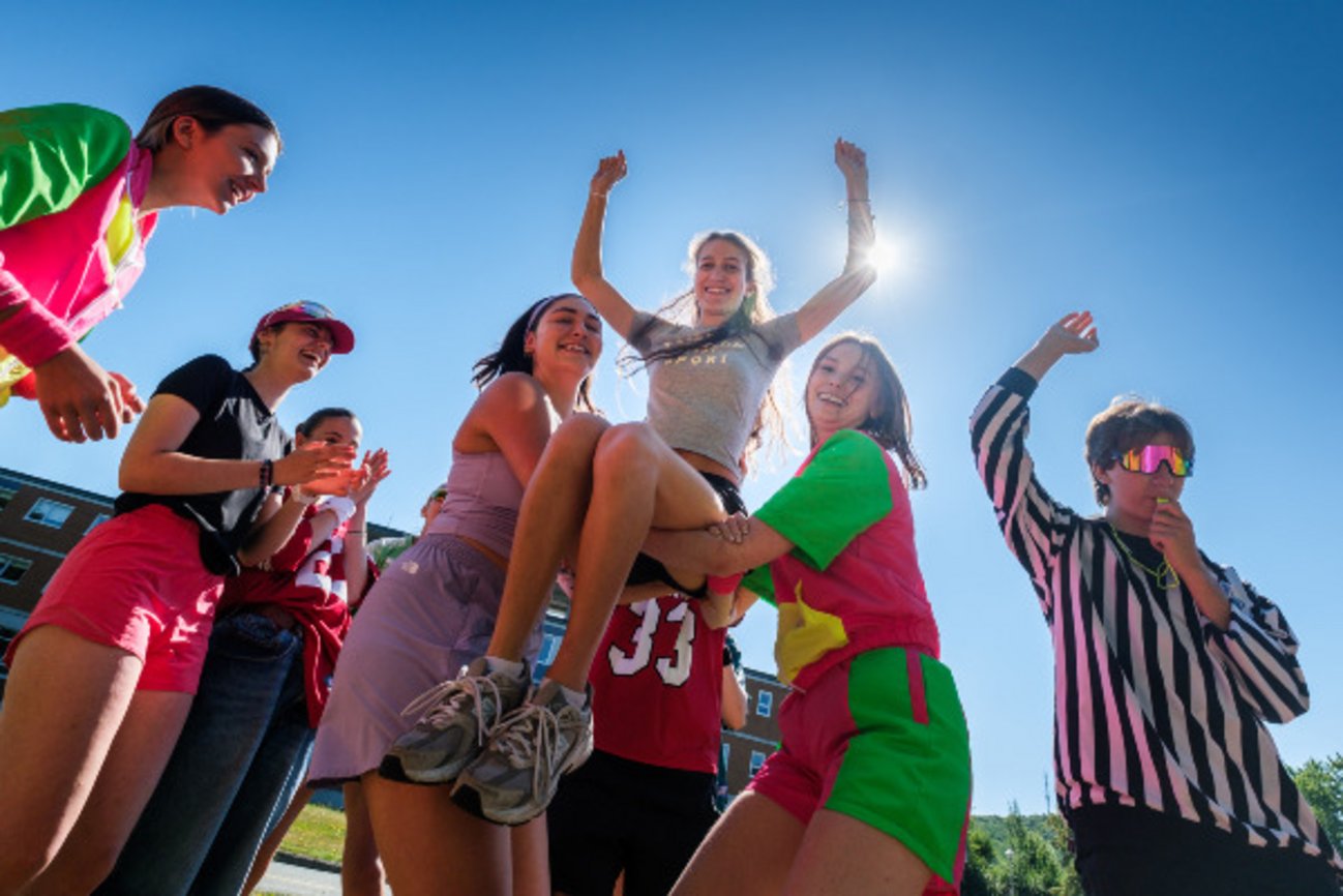 Des étudiantes et étudiants célébrant par une journée ensoleillée