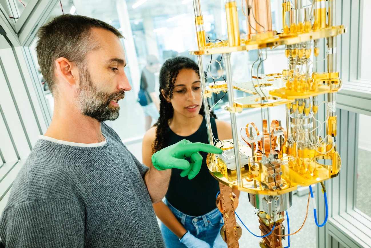 Personnes devant une machine 