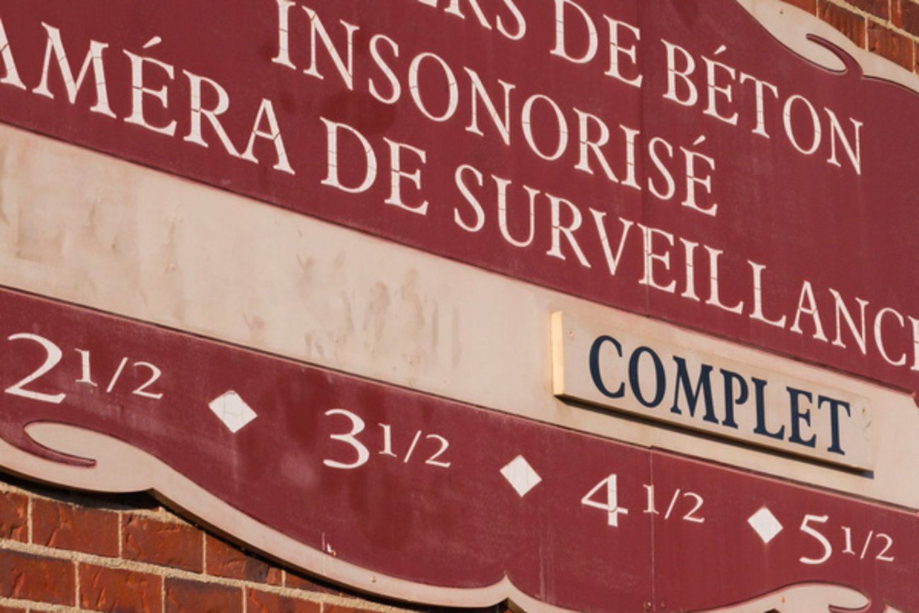 Pancarte d'immeuble locatif affichant complet