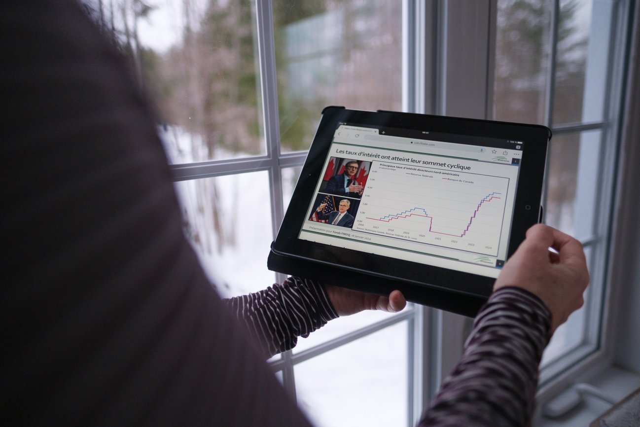 Femme et tablette d'ordinateur