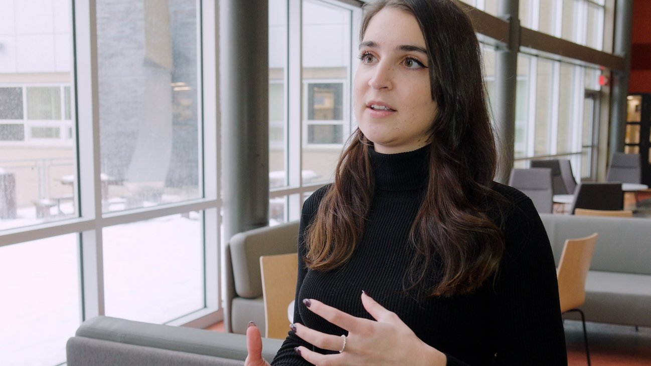 Étudiante devant la caméra