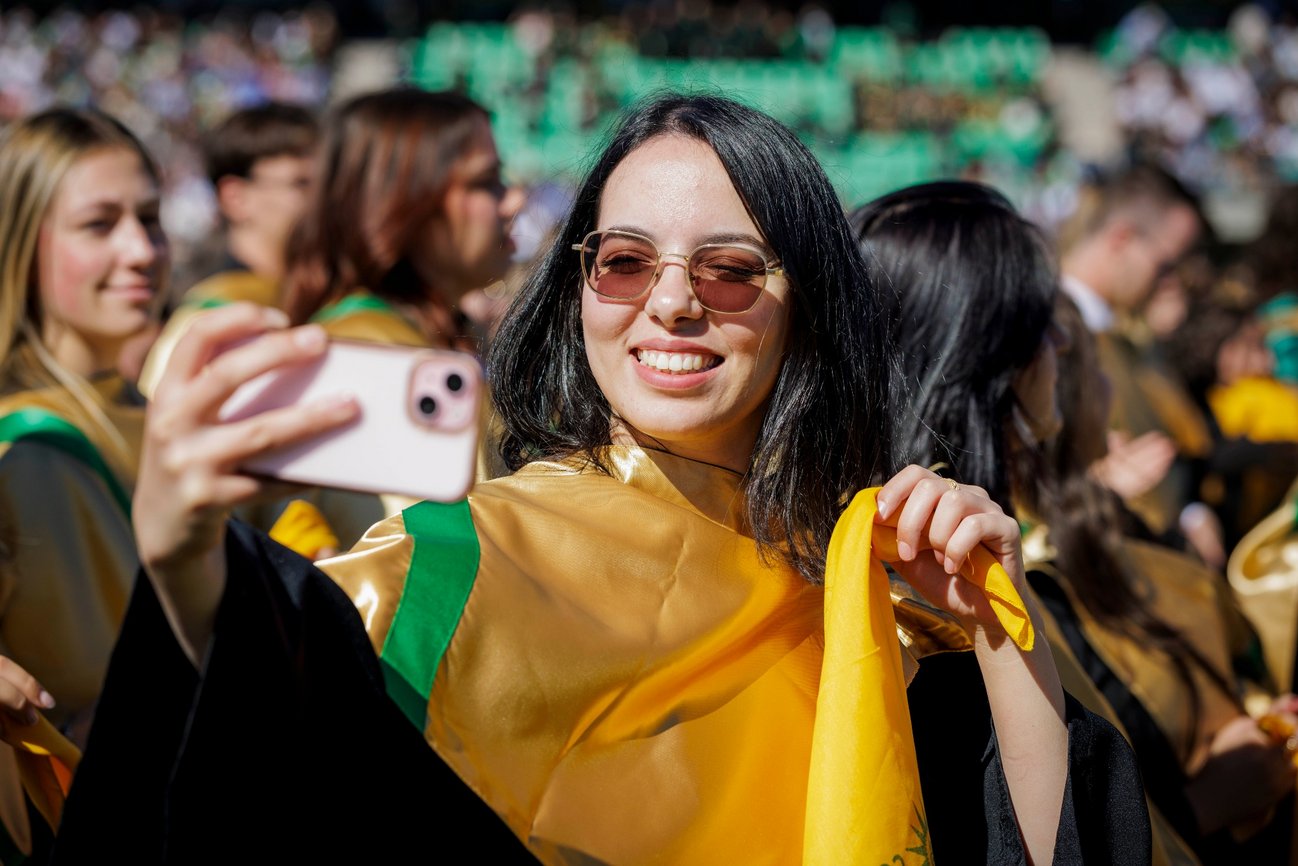 Jeune diplômée heureuse