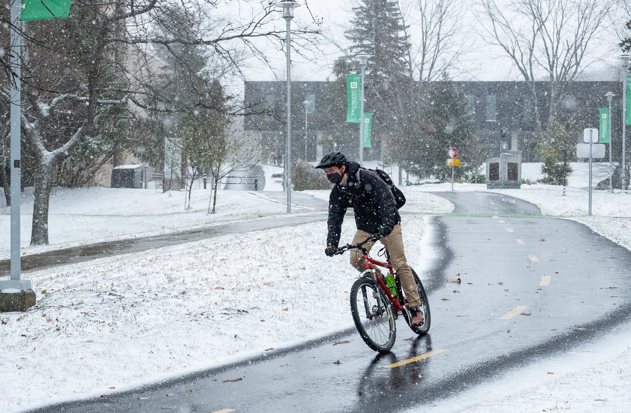 Cycliste sur le campus en hiver
