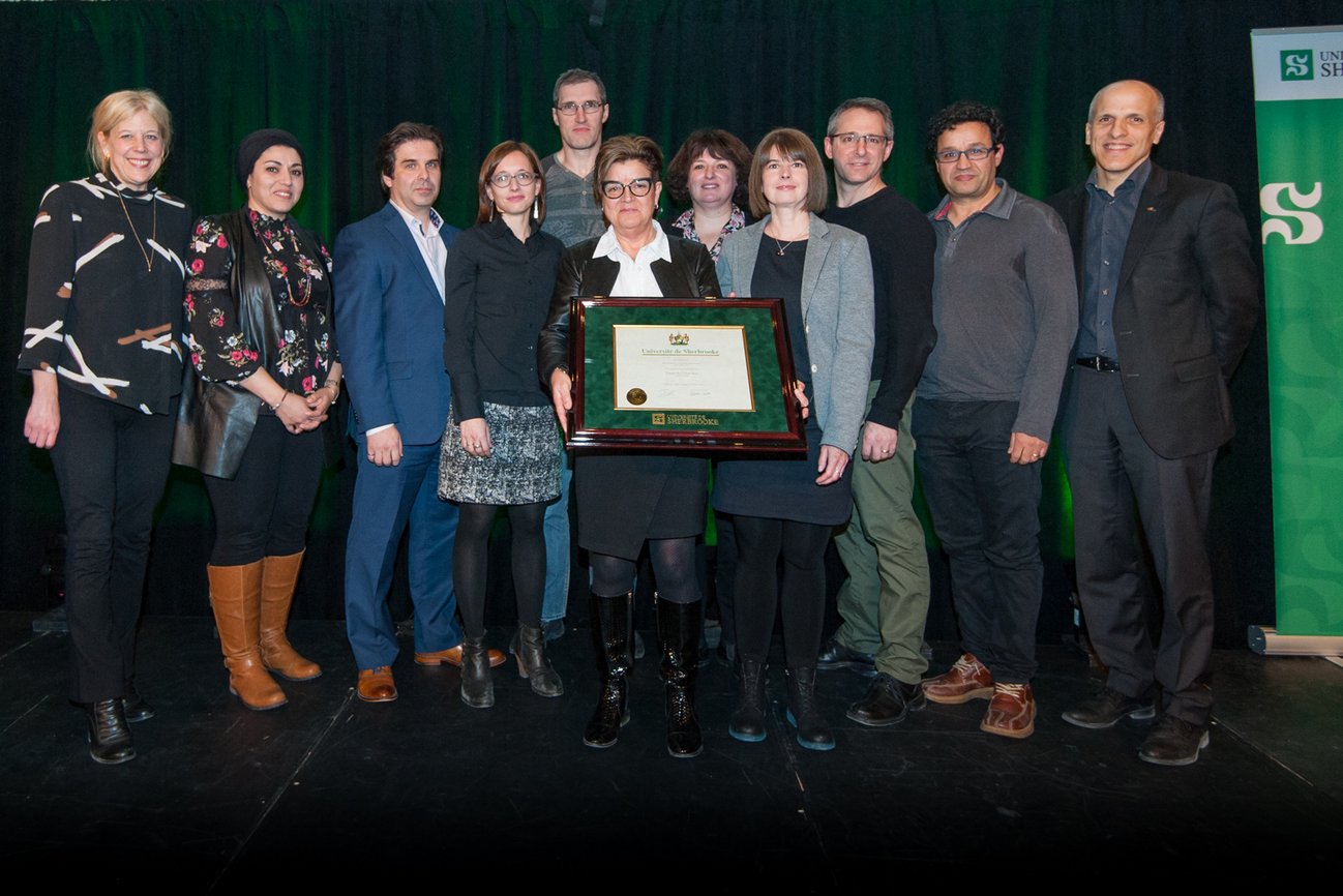 Groupe de personnes sur la scène