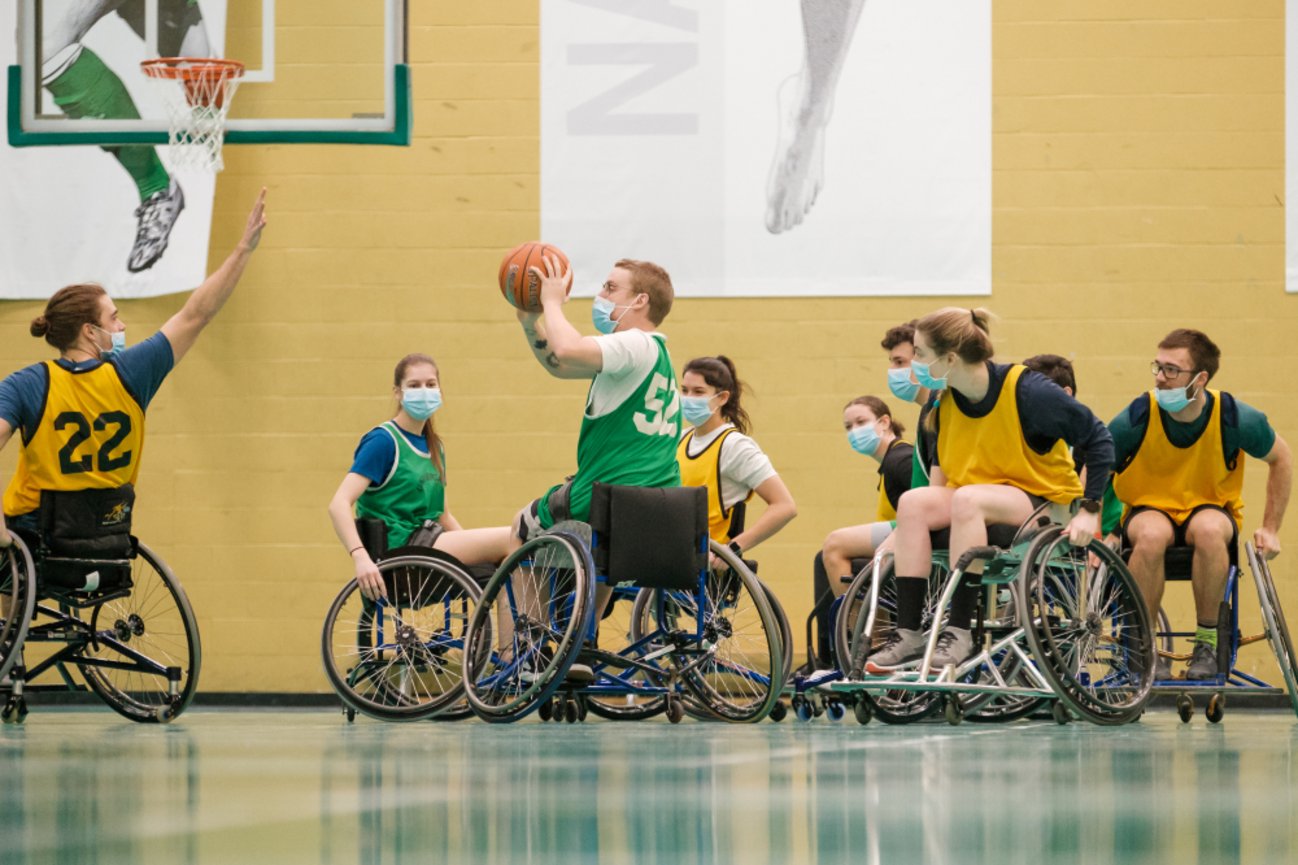 Partie de basketball en fauteuil roulant