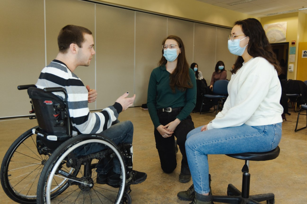 Étudiant en fauteuil roulant et deux étudiantes