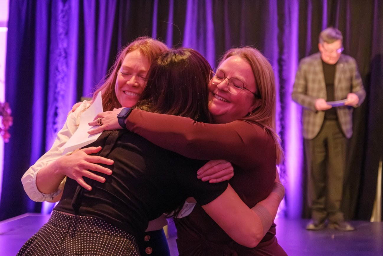 Profs qui se font une accolade 