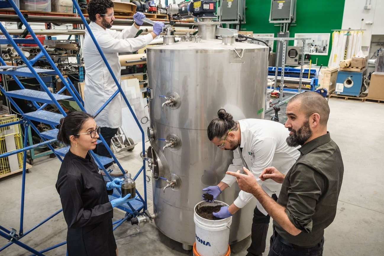 Prof Jean-Michel Lavoie et étudiants