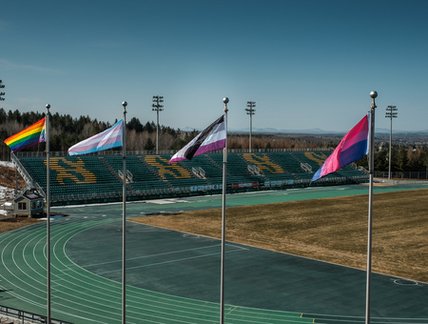 Drapeaux LGBTQ+ hissé au stade extérieur
