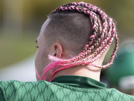 Joueur de football aux cheveux roses
