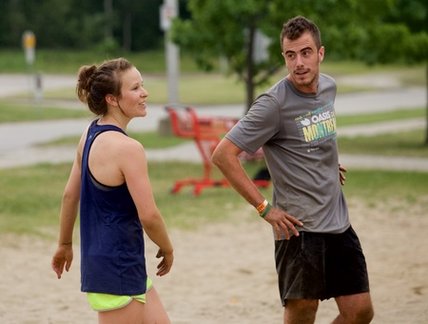 Volleyball extérieur entre amis