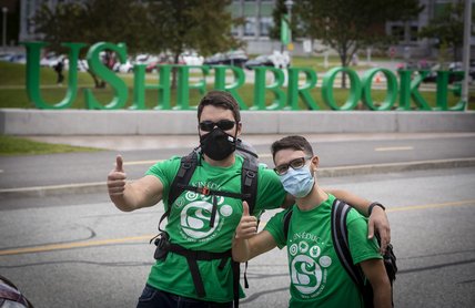 Deux étudiants portant des masques
