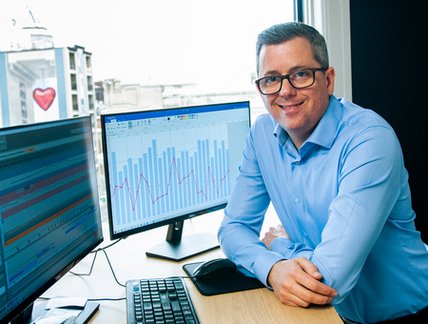 Professeur devant ses écrans