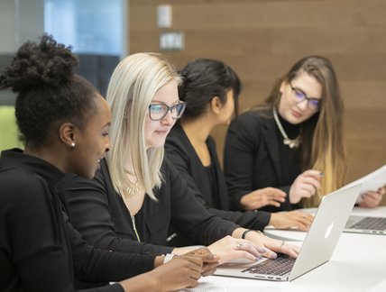 Groupe d'étudiantes de nationalités diverses