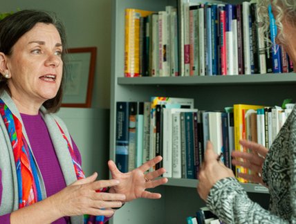 Professeur en sciences humaines devant des livres