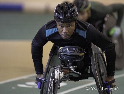 Étudiant athlète en fauteuil roulant
