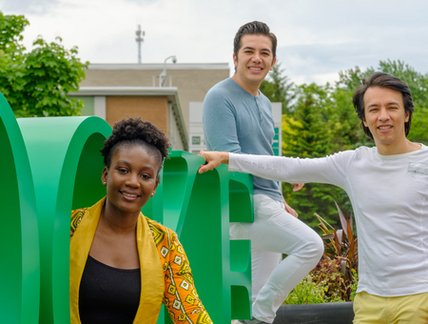 Étudiants de diverses nationalités en avant du pavillon central
