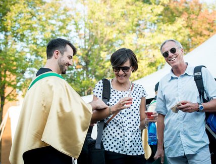 Diplômé en toge à la collation des grades