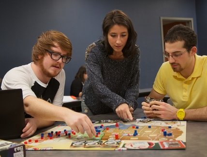 Groupe d'étudiants réuni autour d'un jeu de société