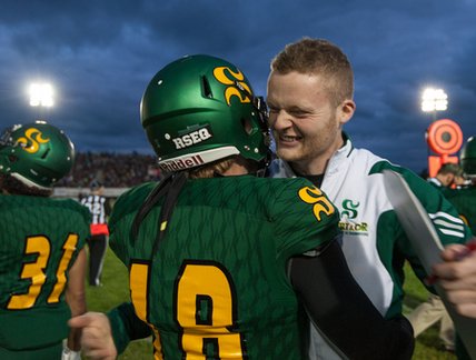 Joueurs de football s'enlaçant après avoir marqué