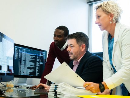 Professeur Alex Carignan analysant des données avec une collègue