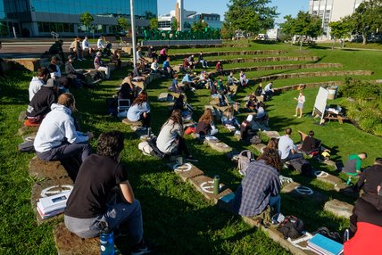 Des étudiants en classe... dehors