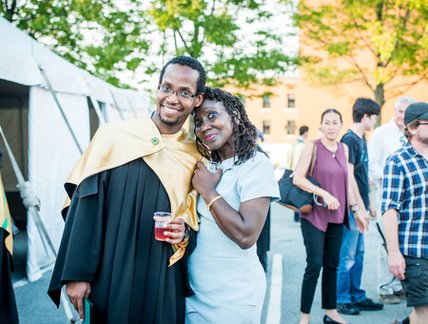 Diplômé international qui pose fièrement avec sa mère