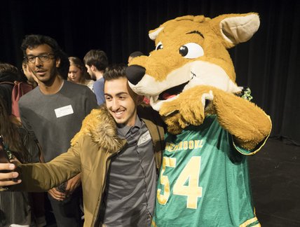 Étudiant international prenant la pose avec Sherlo