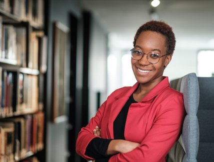 Étudiante à la peau noir à la bibliothèque