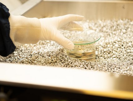 Prise de vue de près d'une manipulation technique en laboratoire