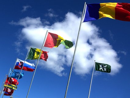 Série de drapeaux de différents pays hissés à côté de celui de l'UdeS