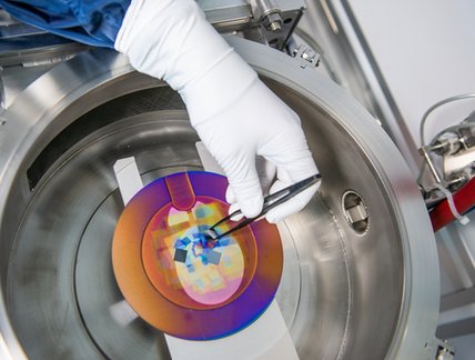 Prise de vue de près d'une manipulation technique en laboratoire