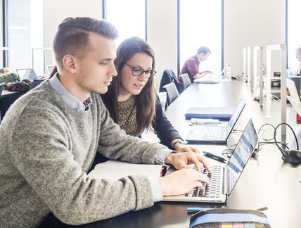 Étudiants réunis à la bibliothèque