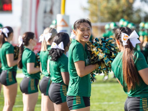 Équipe de cheerleading vert et or