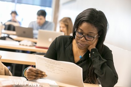 Étudiante concentrée dans une lecture