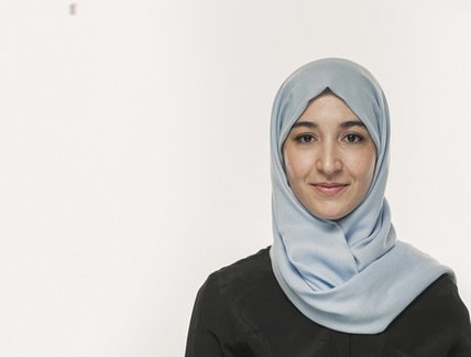 Femme avec voile sur la tête