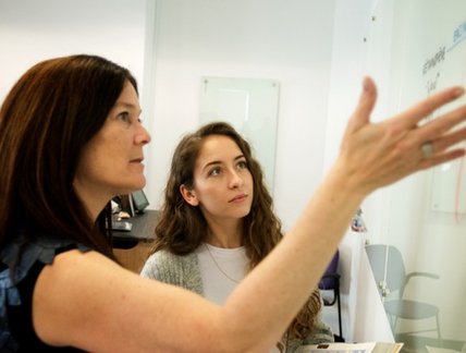 Professeur expliquant au tableau