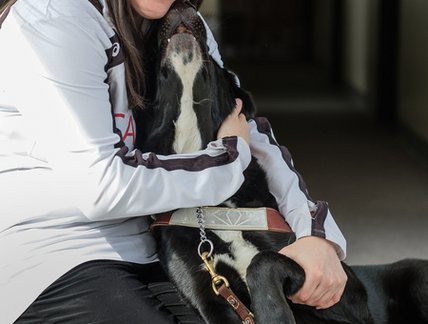 Étudiante aveugle accompagnée de son chien guide