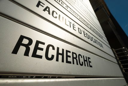 Un panneau de signalisation annonce une unité de recherche