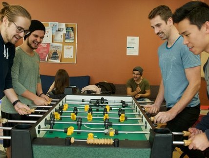 Amis autour d'un match de babyfoot